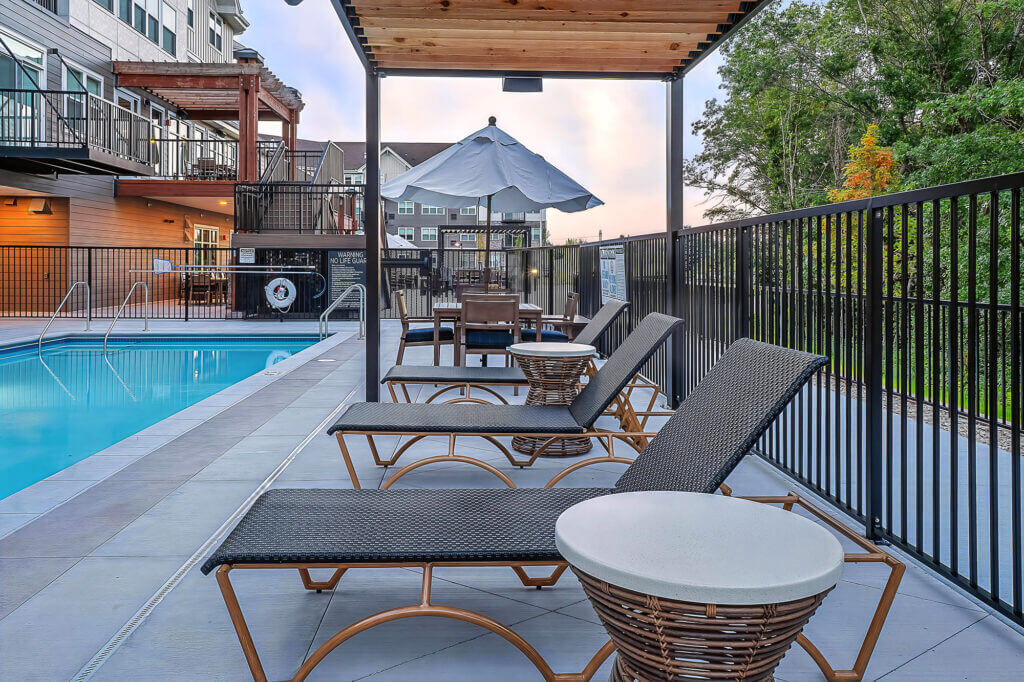 ALE-gallery-pool-lounge-chairs